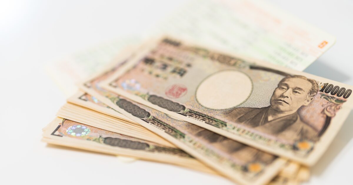 一万円札の束と通帳の資産管理イメージ