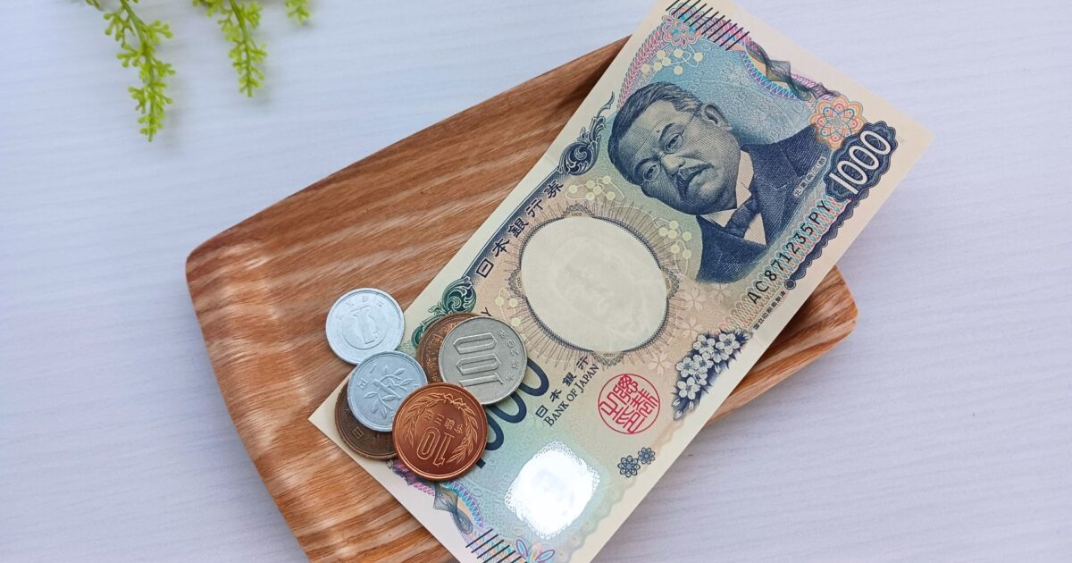 木のトレーに置かれた千円札と硬貨