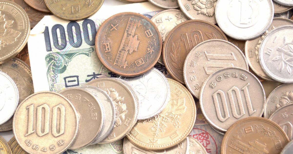 日本円の紙幣と硬貨の大量の現金